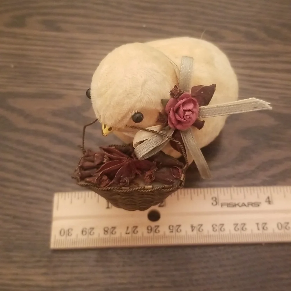 Katherine's collection Easter Chick w basket - Picture 2 of 4